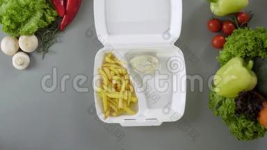 用发泡胶盒包装外卖食品.. 新鲜外卖套餐，含鸡块和炸薯条
