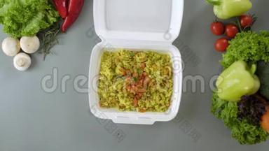 用发泡胶盒包装外卖食品.. 提供新鲜外卖套餐，包括米饭