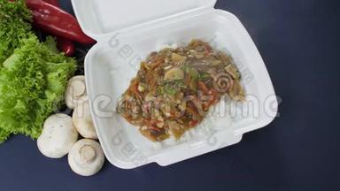 用发泡胶盒包装<strong>外卖</strong>食品.. 新鲜<strong>外卖</strong>套餐，包括米饭和蔬菜