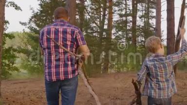 父亲和儿子在森林里扛柴火的<strong>背影</strong>