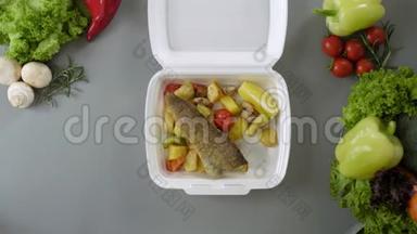 用发泡胶盒包装外卖食品.. 带鱼和土豆的新鲜外卖套餐