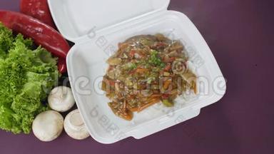 用发泡胶盒包装外卖食品.. 新鲜外卖<strong>套餐</strong>，包括米饭和蔬菜