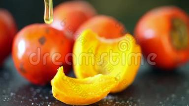在一种<strong>奇特</strong>的热带水果中加入蜂蜜，这种水果名为“香果”