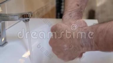 老年男子洗手以防日冕病毒，covid 19。闭合