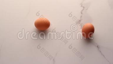 大理<strong>石桌</strong>上的鸡蛋作为最低限度的食物平躺，顶部看食品品牌的视频平躺和烹饪的食谱