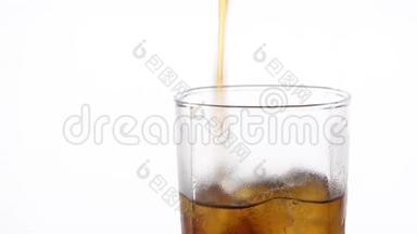 冷爽的<strong>可乐倒</strong>在一个杯子里，白色背景上有冰，有文字的空间。 冰镇饮料