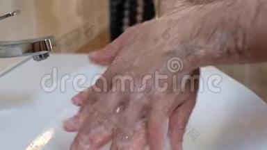 老年男子洗手以防日冕病毒，covid 19。闭合