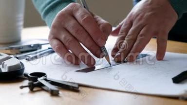建筑师办公桌：图纸，直尺等绘图工具.. 工程师配合图纸，特写..
