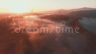 初秋时节，美丽的雾蒙蒙的黎明笼罩着河流和山脉。