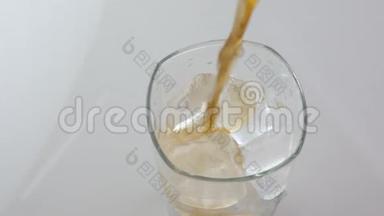 冷爽的可乐倒在一个杯子里，白色背景上有冰，有文字的空间。 冰镇饮料