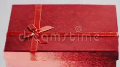 精美红色礼盒旋转360度.. 假期和礼物。 在白色背景下