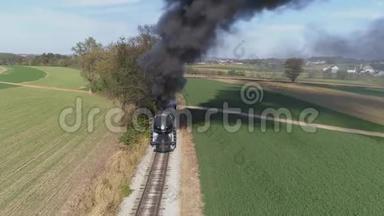 一台老式的蒸汽机在农田里吹黑烟