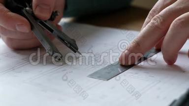 建筑师办公桌：图纸，卷尺，直尺等绘图工具.. 工程师配合图纸，特写..
