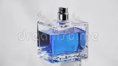 隔离在白色与<strong>360</strong>度旋转的男人蓝色香水。 科隆。 瓶装喷雾剂