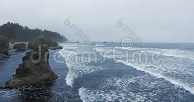 美国华盛顿奥林匹克国家公园Ruby海滩海岸岩石上海浪的空中拍摄