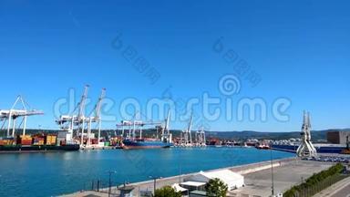 集装箱船在全球范围内<strong>通</strong>过集装箱货船在码头港口从事进出口业务、<strong>物流</strong>和运输。