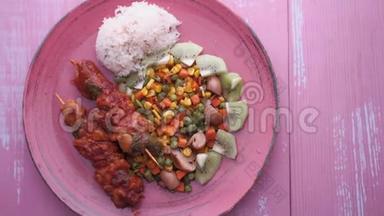 餐盘上有鸡肉、米饭和蔬菜的俯视图