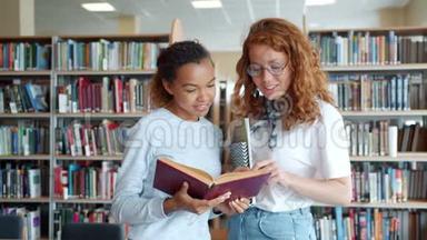 微笑的学生慢动作漂亮的女孩在图书馆讨论书