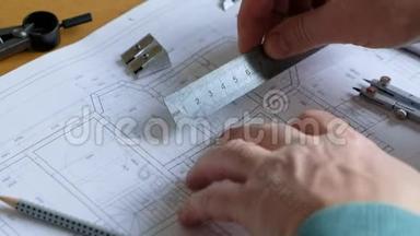 建筑师`办公桌：<strong>图纸</strong>，卷尺，直尺等绘图工具.. 工程师配合<strong>图纸</strong>，特写..