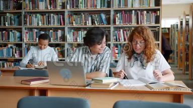 在图书馆学习的学生会用手提电脑做研究