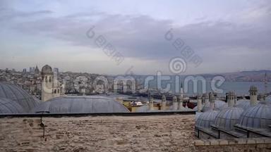 从观景台俯瞰伊斯坦布尔和博斯普鲁斯的屋顶景色