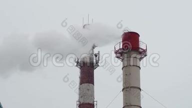 白色和红色的<strong>烟斗</strong>从工厂里冒出厚厚的白烟。环境污染：有烟的管子。4公里