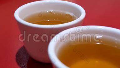 中餐厅桌上两杯热茶的动作