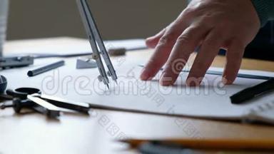 建筑师`办公桌：图纸，指南针，直尺等绘图工具.. 工程师配合图纸，特写..