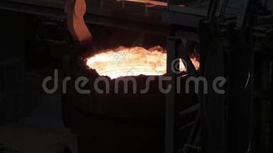 钢铁厂热熔金属浇注的冶金工人. 高炉炼钢厂.