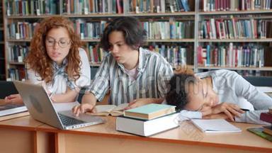 在图书馆里使用笔记本电脑的学生，而非裔美国女孩则睡在桌子上