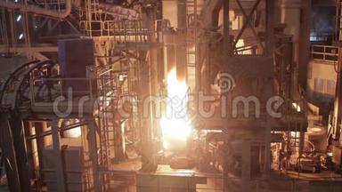 钢铁厂热熔金属浇注的冶金工人. 高炉炼钢厂.