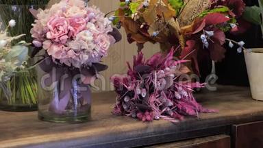 鲜花店出售的花束上有五颜六色的干花叶。 装饰和祝贺的宣誓。