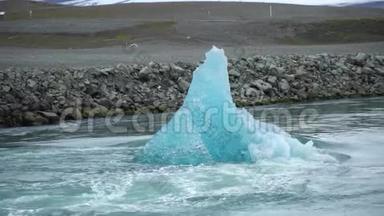 冰岛约库萨尔隆冰川泻湖一大块融化的冰块向海洋漂浮