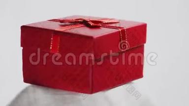 精美红色礼盒旋转<strong>360</strong>度.. 假期和礼物。 在白色背景下