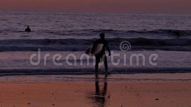 冲浪者席鲁特步行扶板风景橙色粉红色日落与史诗般的光线和太阳耀斑木墩在