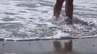 赤足的女人站在海边的沙滩上，一阵一阵地涌进她的脚。 自我<strong>反省</strong>，孤独