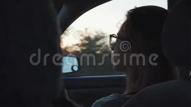 坐在车里看窗外的女孩