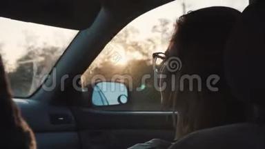 坐在车里看窗外的女孩