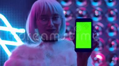 使用智能手机的女士提供绿色屏幕手机模板色度键
