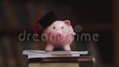 戴着毕业帽的小猪银行