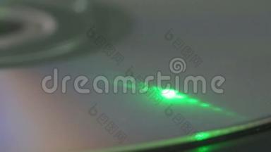 绿色激光束在旋转cd或dvd光盘上读取或写入数据，宏