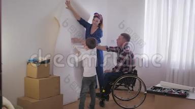 家庭维修，父亲在轮椅上帮助妻子和孩子在维修期间选择新的墙纸