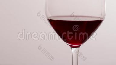 一杯红酒，在豪华假日品尝活动中倒入饮料，<strong>质量控制</strong>飞溅液体运动背景