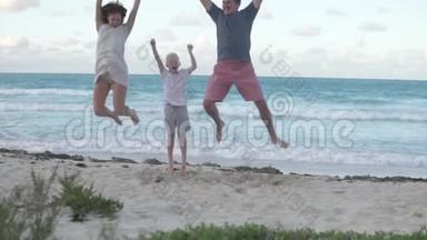 一家人高兴地跳到海边