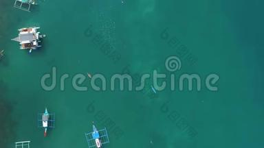 无人驾驶飞机俯视着泻<strong>湖</strong>蔚蓝<strong>水面</strong>上的传统菲律宾船只。 带蓝色海湾的海<strong>景</strong>