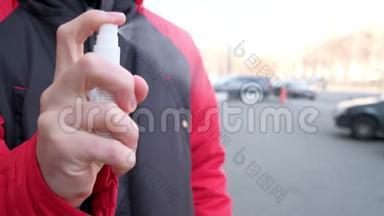 男人在街上溅防腐抗菌液肥皂，以防止COVID-19冠状病毒。 卫生和卫生概念