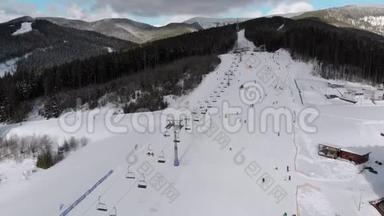 雪山滑雪场上有滑雪者和滑雪升降机的空中滑雪斜坡