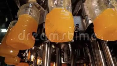 工业工厂输送线上的自动化生产和装瓶饮料