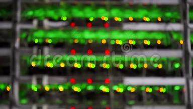 大型有线互联网数据中心存储。 站在机架上的AS IC矿工在服务器机房挖掘比特币。 加密货币开采