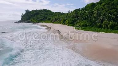 4K无人驾驶飞机低空飞越热带沙滩，在塞舌尔的马河岛<strong>掀起</strong>海浪